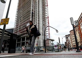 Imagen del complejo residencial, en el que aún no se ha completado el cerramiento.