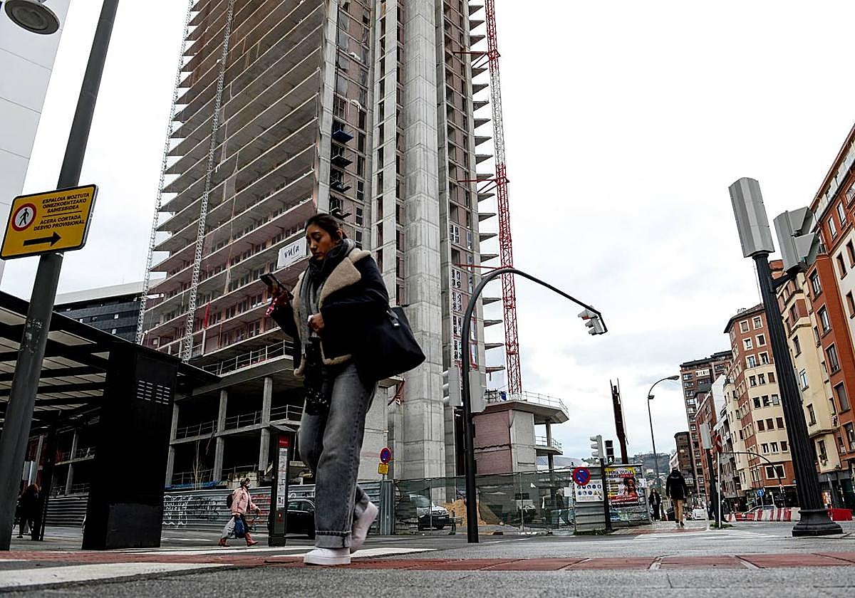 Imagen del complejo residencial, en el que aún no se ha completado el cerramiento.