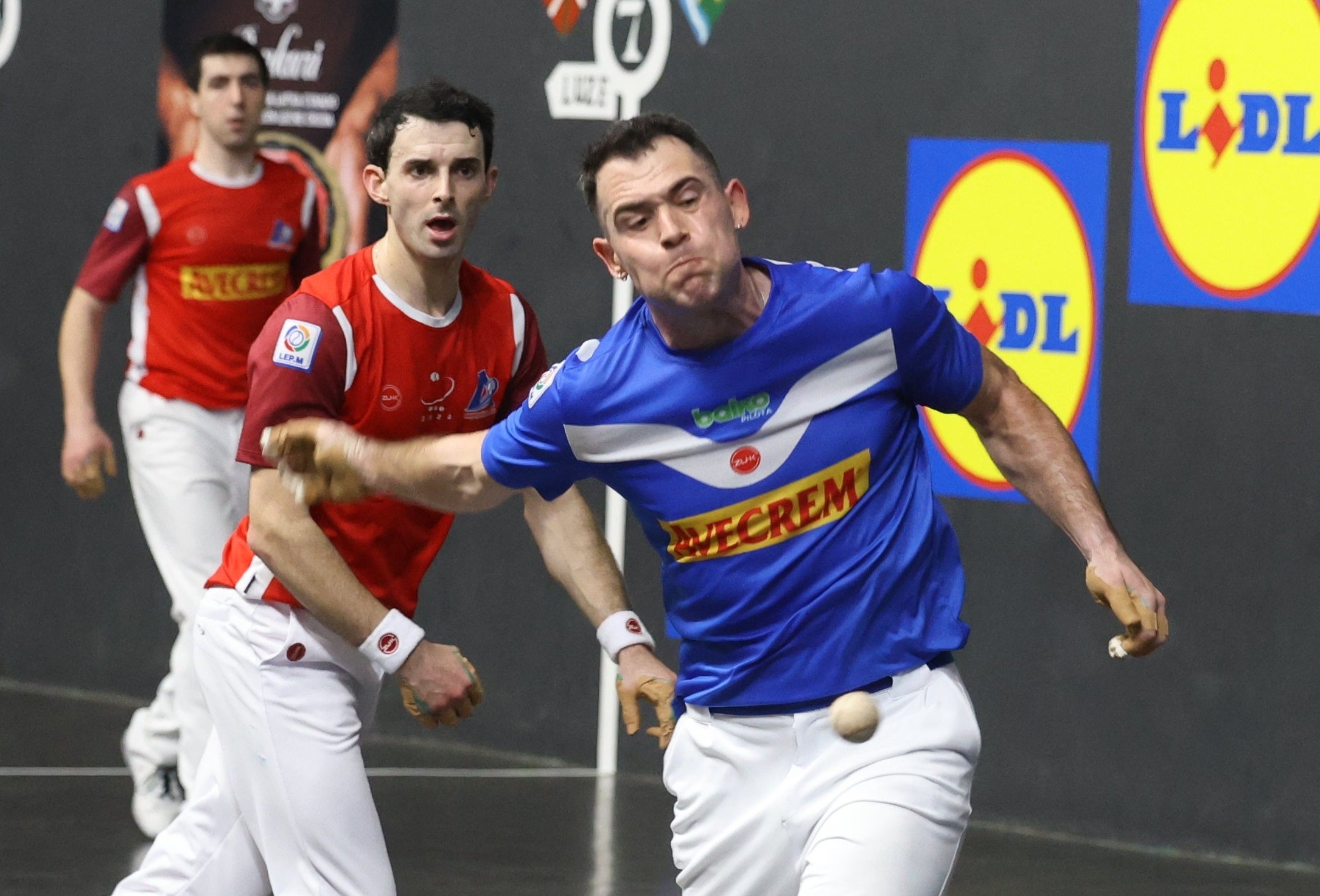 Jaka se coloca para golpear la pelota, mientras Altuna III recupera su posición.