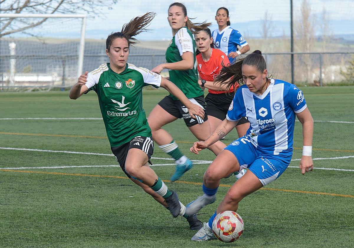 La alavesista Raquel conduce la pelota durante el choque ante el Cacereño
