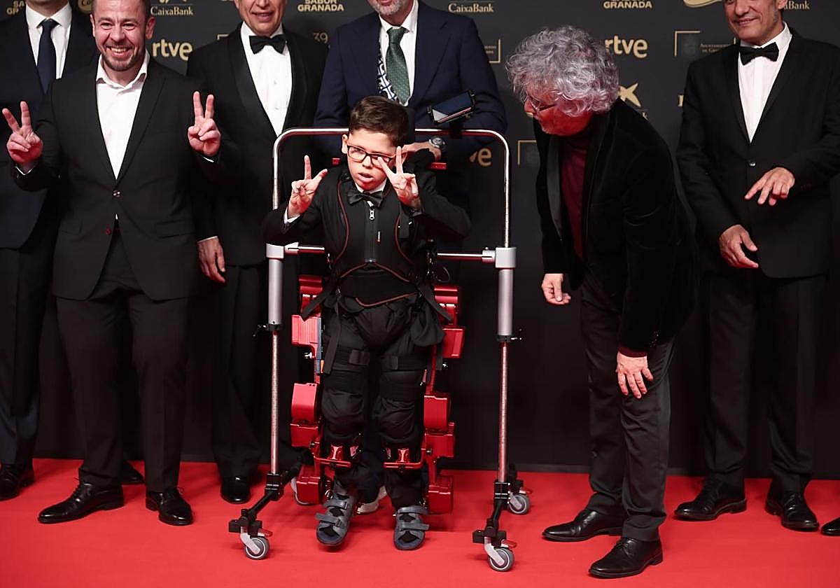 Un niño acapara la atención en la alfombra roja de los Premios Goya por llegar con el primer exoesqueleto pediátrico del mundo