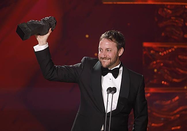 Pepe Lorente con el Goya a actor revelación por 'La estrella azul'.