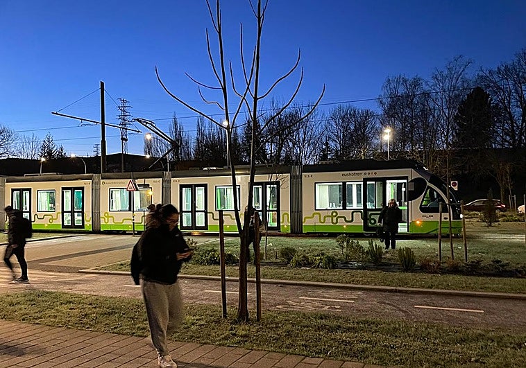 Usuarios de la línea de Salburua se han apeado entre las paradas de Santa Luzia y Florida, ya que la unidad, que llegaba con diez minutos de retraso, se ha quedado parada.