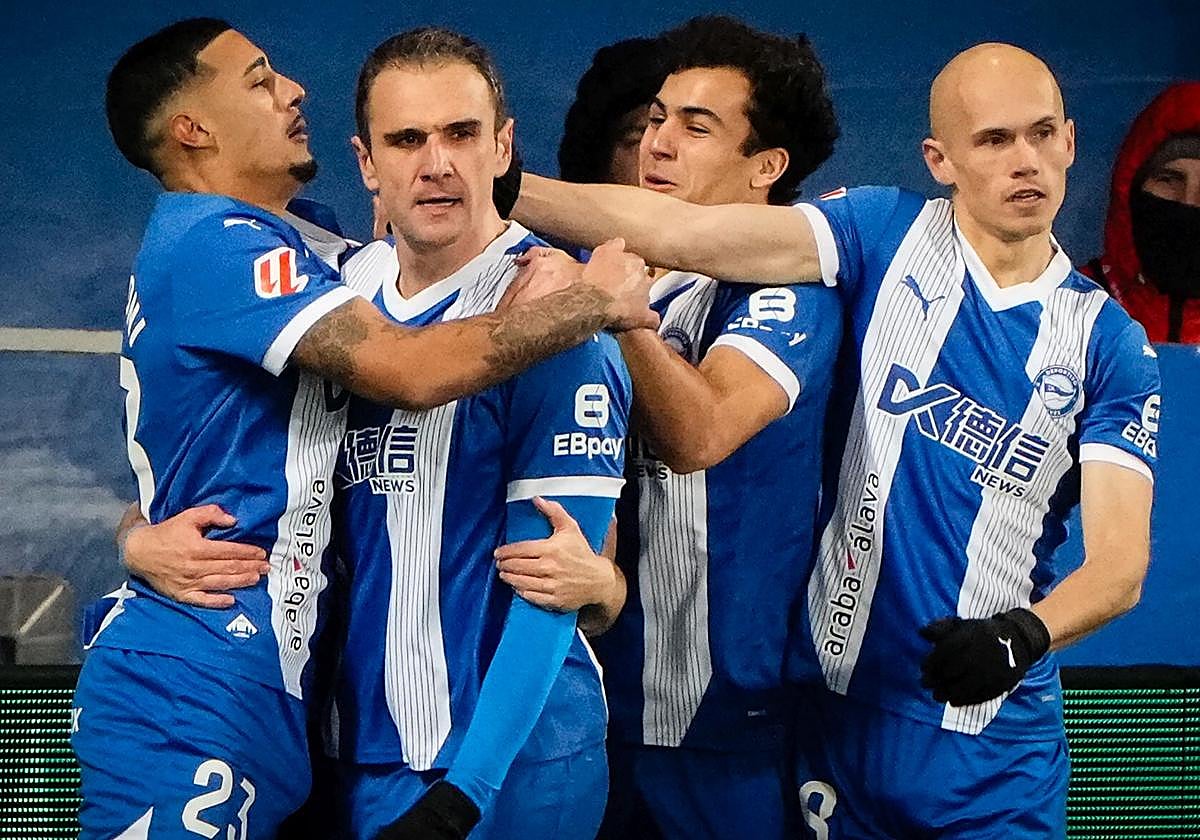 Los jugadores del Alavés celebran el gol de penalti de Kike García, que a la postre sirvió para sumar un empate en Mendizorroza contra el Celta.