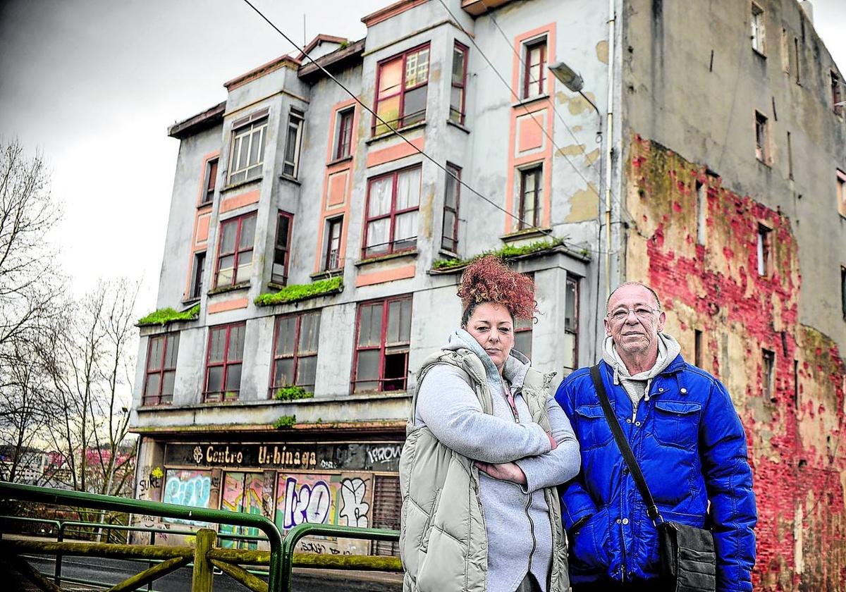 Sestao, Rivas 7. Sofía Basterretxea y Miguel Nicolás Cano, dos propietarios del edificio centenario, delante del inmueble.
