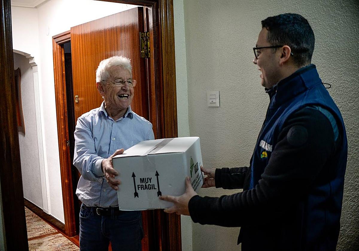 Un usuario recibe una entrega de comida.