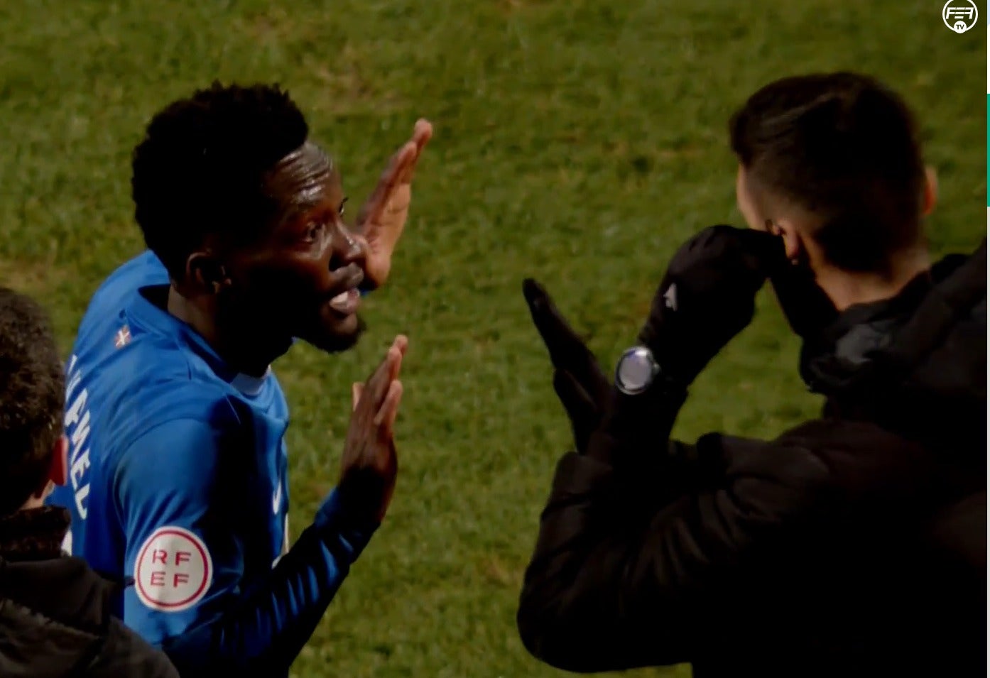 Ben Hamed se dirige al cuarto árbitro para denunciar los insultos.