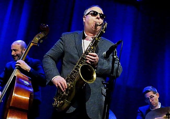 Harry Allen abriendo el primer set con 'Who can I turn to?'.