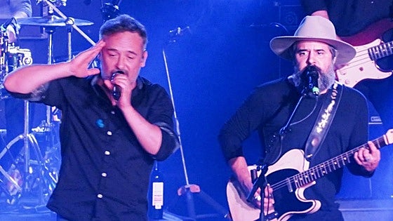 Love Of Lesbian agradecidos y vistos de cerca por 1.500 almas en Bilbao