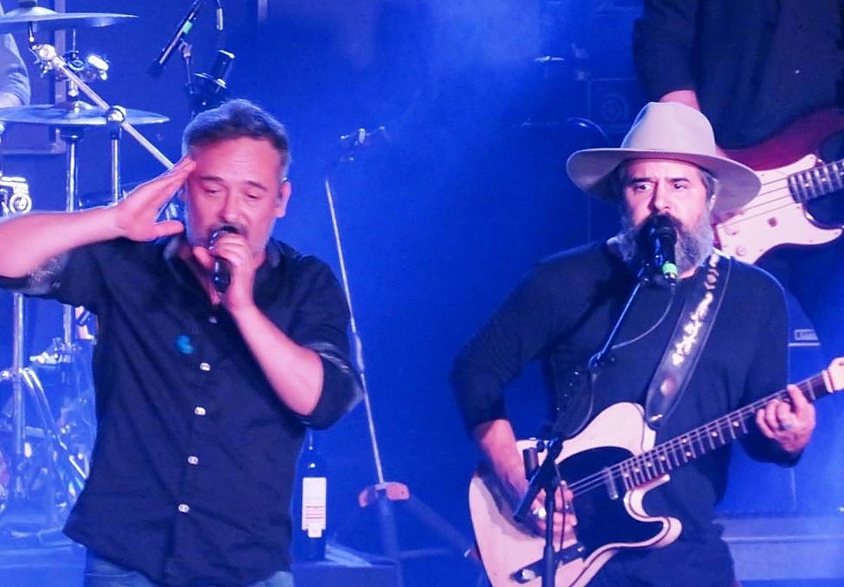 Santi Balmes y el guitarrista Julián Saldarriaga, los únicos que hablaron al público.