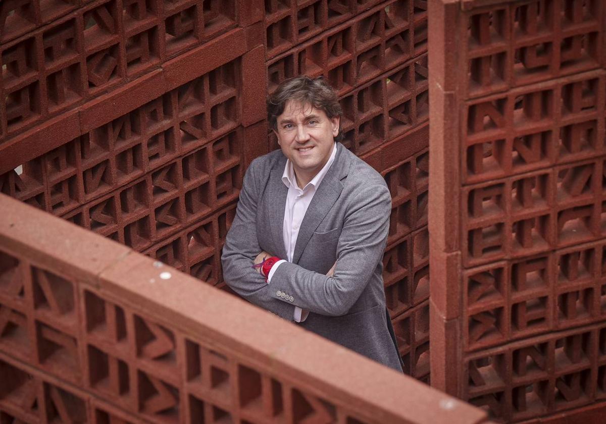 El líder del PSE-EE, que será reelegido en el congreso del próximo fin de semana, posa en la escultura de Cristina Iglesias a la entrada del Parlamento vasco.