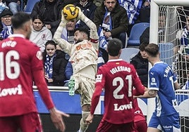 Sivera atrapa la pelota durante el partido contra el Getafe.