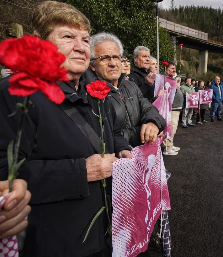 Imagen secundaria 2 - Homenaje a los fallecidos en Zaldibar: «Seguramente nunca lleguemos a saber la verdad de lo que ocurrió en el vertedero»
