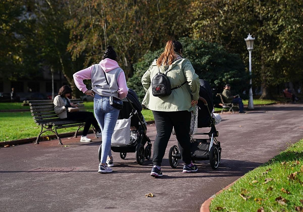 Mujeres pasean con sus bebés por el parque de Doña Casilda