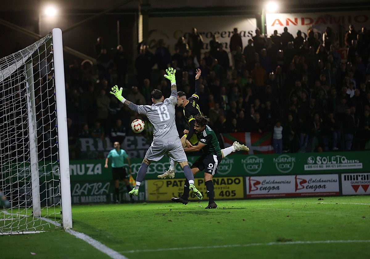 Una acción del partido entre el Sestao River y el Barakaldo donde se ve el césped levantado.