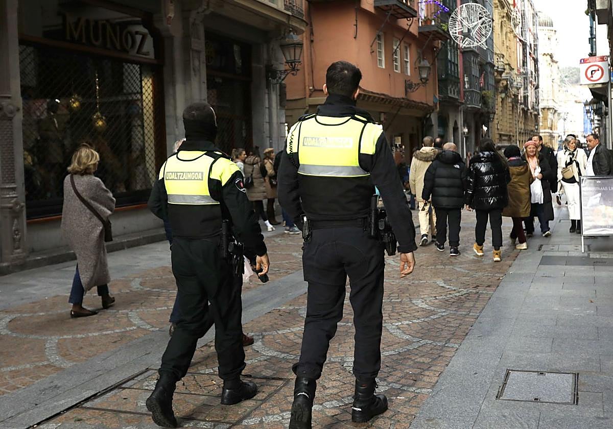 Policías patrullan por el Casco Viejo de Bilbao.