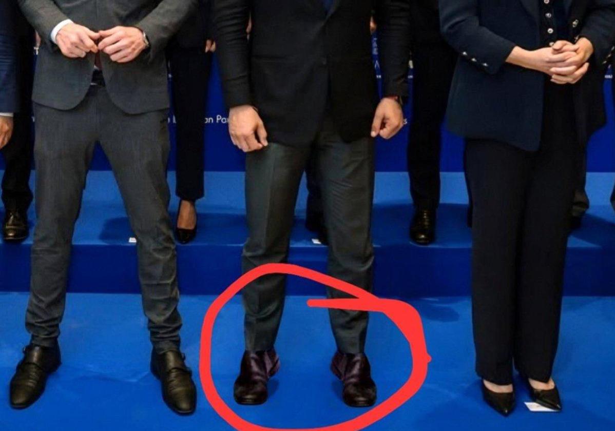 Óscar Puente utiliza una imagen de puntillas de Abascal para llamarlo «acomplejado de manual»