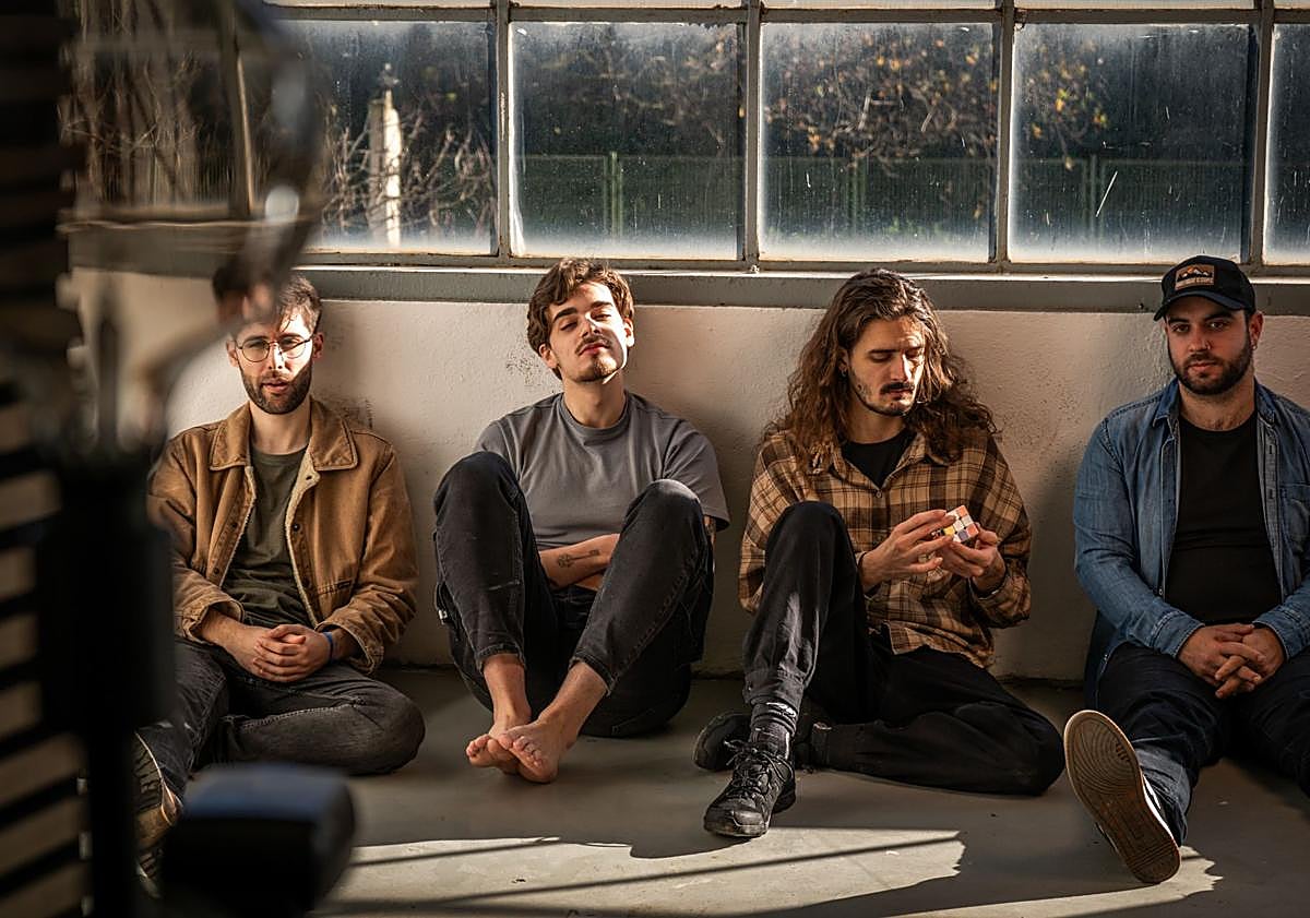 Imagen principal - The Last Hiden Fox taldearen argazki saioa. Eta Astoa podcastaren grabazioa.