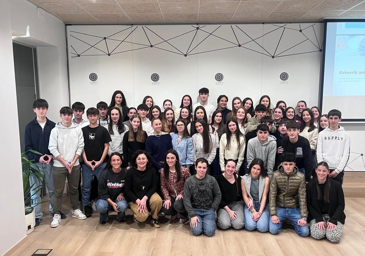 El alumnado de la Ikastola Lauaxeta, de Amorebieta-Etxano, presenta a su alcaldesa las ideas con que participa en STARTInnova