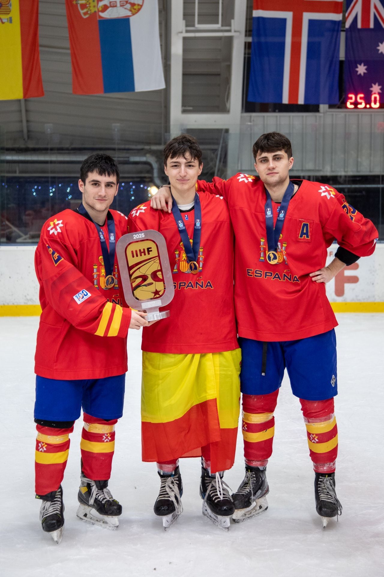 Los tres canteranos del Bipolo posan con sus medallas de oro y el trofeo de campeones del mundo.