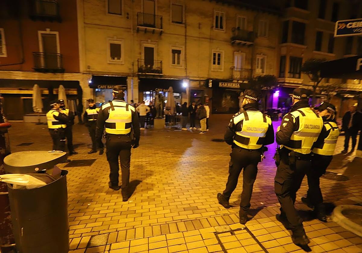 Los policías patrullan por la zona de Zaballa el sábado.