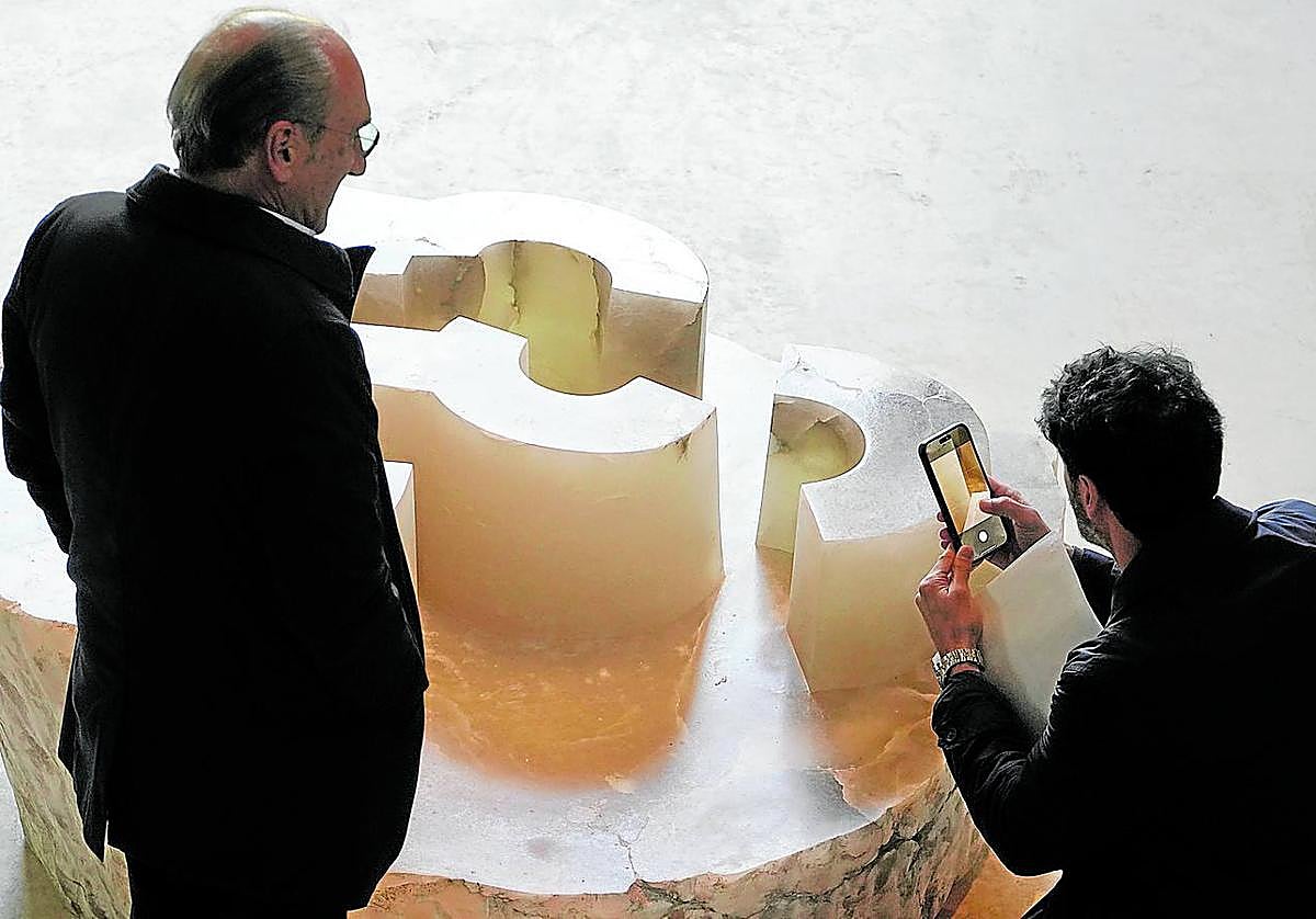 Luis y Mikel Chillida, junto a la escultura en alabastro 'Homenaje a la mar', expuesta en Zabalaga.
