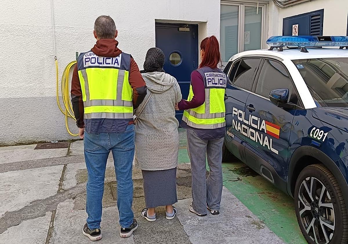 La mujer, en el momento de su traslado a dependencias policiales.