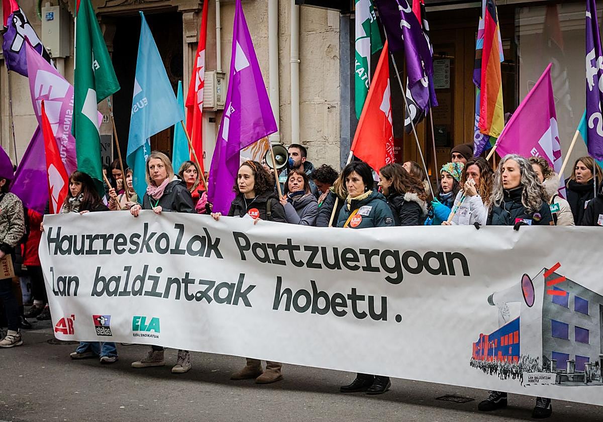 Concentración de trabajadoras de Haurreskolak en Vitoria el pasado 30 de enero.