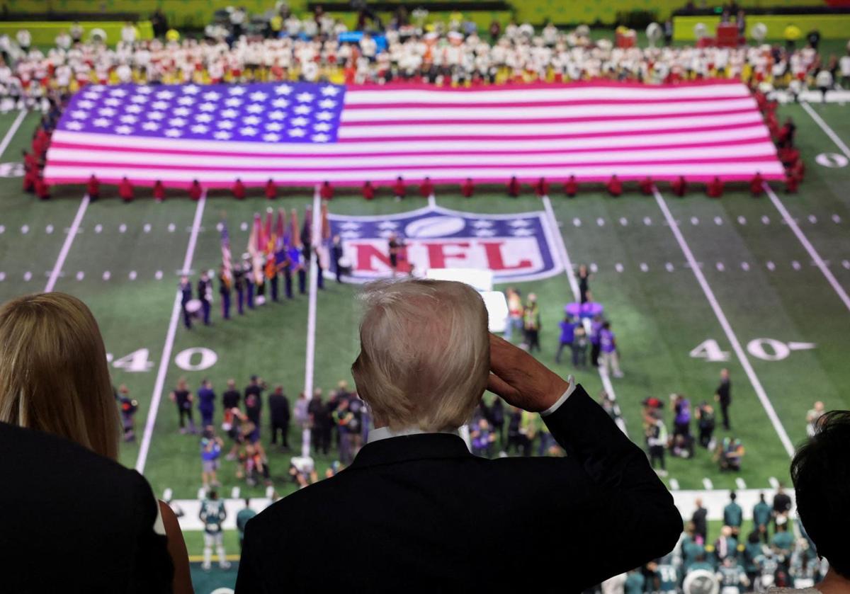 Imagen secundaria 1 - Super Bowl: Los Eagles vuelan y humillan a unos Chiefs delante de su hincha Donald Trump