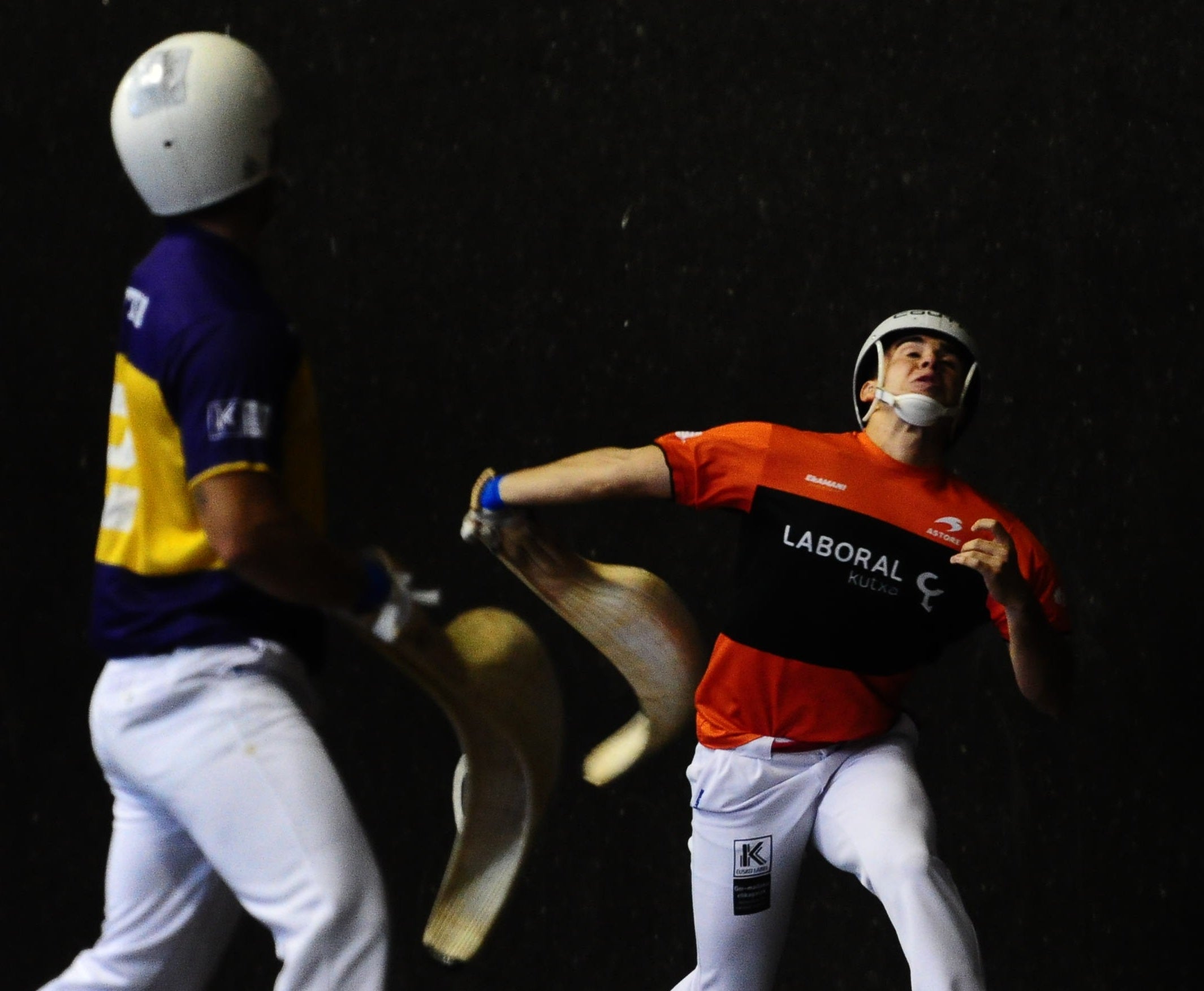 Urreisti suelta la derecha ante la mirada de Urrutia.