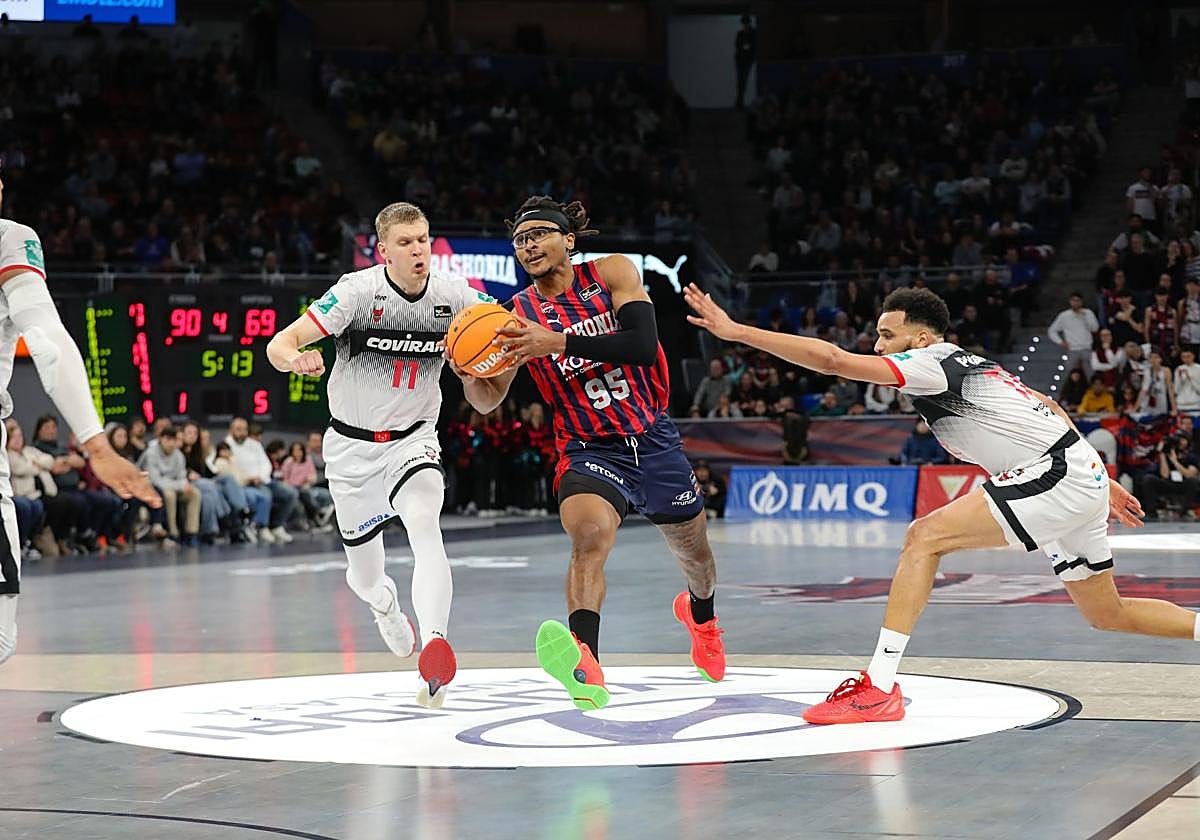 Moneke encuentra un pasillo entre Noua y Valtonen en el choque ante el Granada.