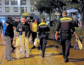 Agentes de la Policía de Getxo decomisan botellas de alcohol en las fiestas de Las Mercedes.