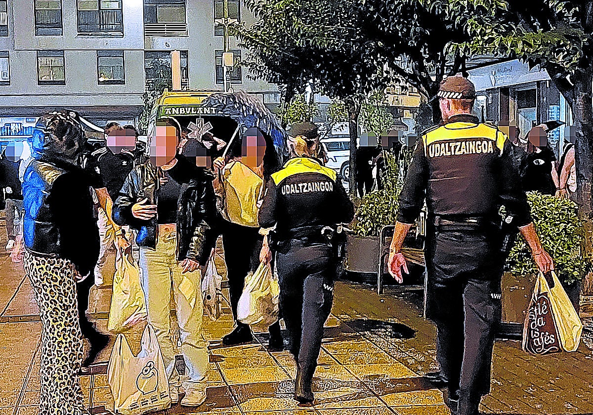 Agentes de la Policía de Getxo decomisan botellas de alcohol en las fiestas de Las Mercedes.