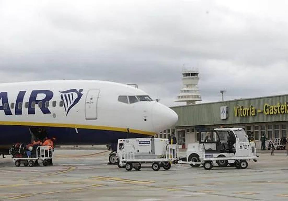 Un avión de Ryanair, en la pista del aeropuerto de Foronda.