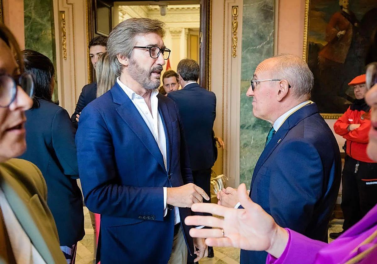 El líder del PP alavés, Iñaki Oyarzabal, habla con el diputado general de Álava, Ramiro González.