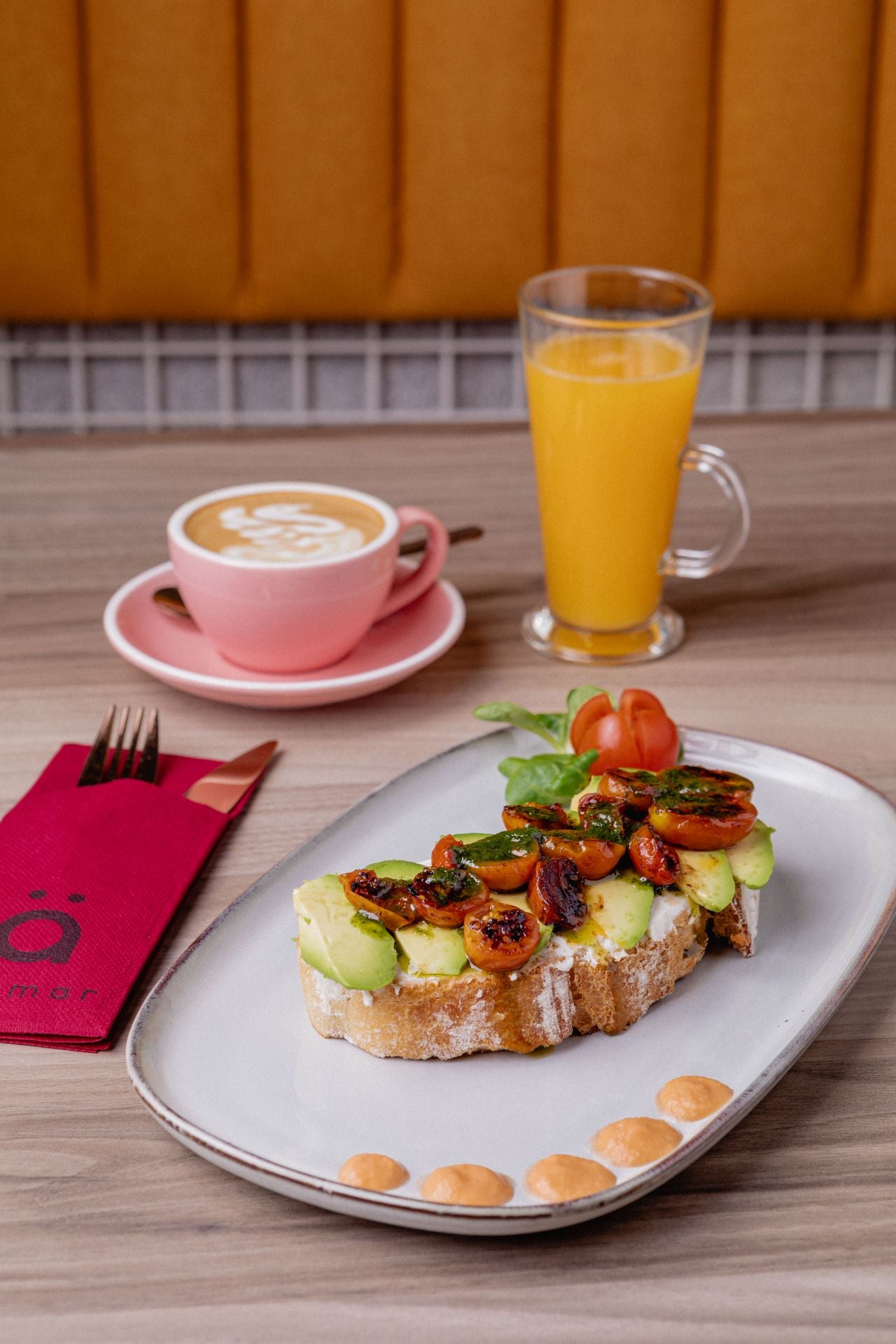 Una pareja venezolana abre en Bilbao una cafetería de dos plantas con café de especialidad y desayunos caseros
