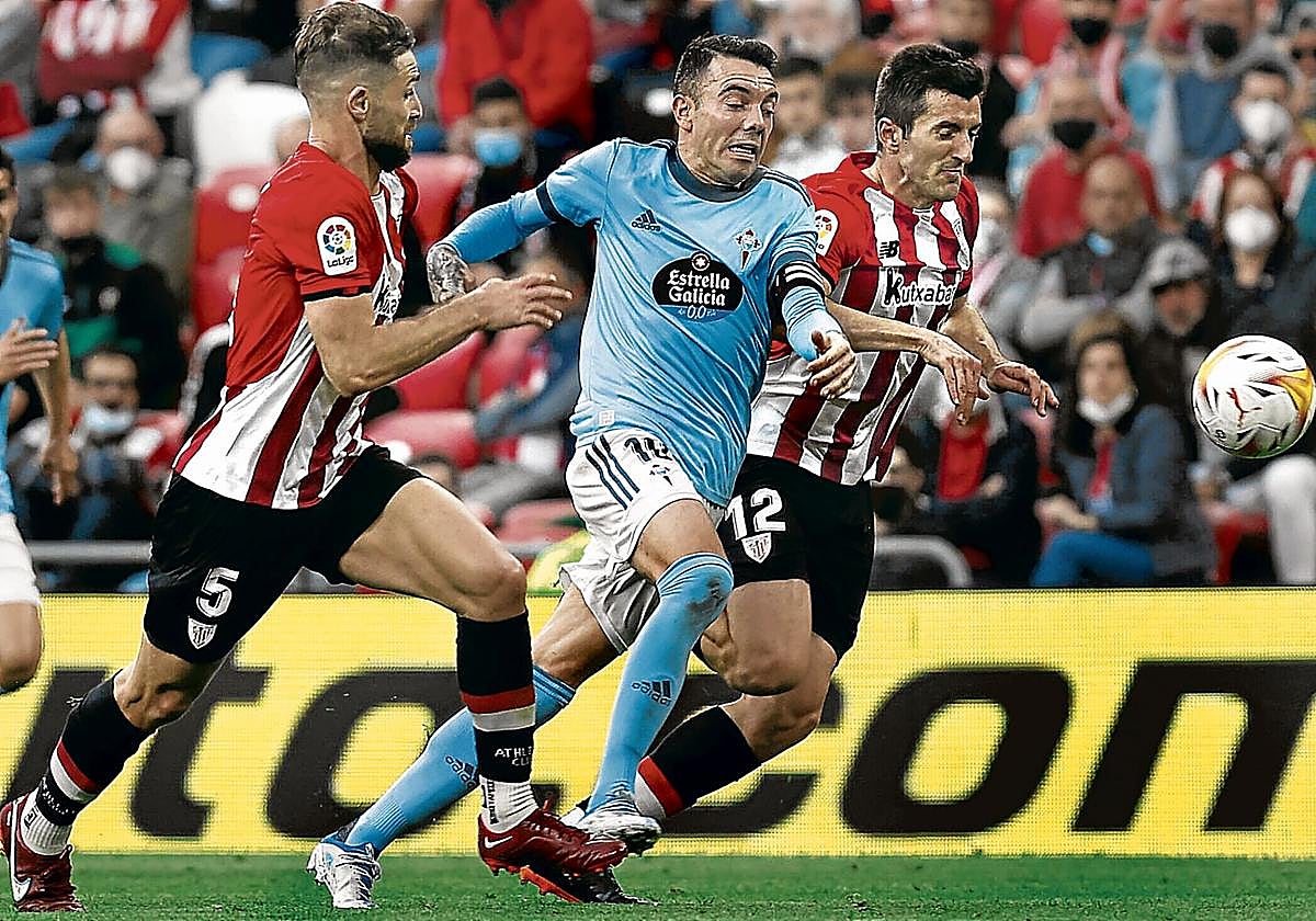 Yeray Álvarez y Dani Vivián tratan de cerrar el paso a Iago Aspas en el encuentro frente al Celta disputado en la primera vuelta en San Mamés.