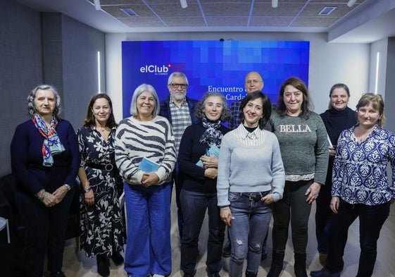 Alba Cardalda, con personas suscriptoras de EL CORREO