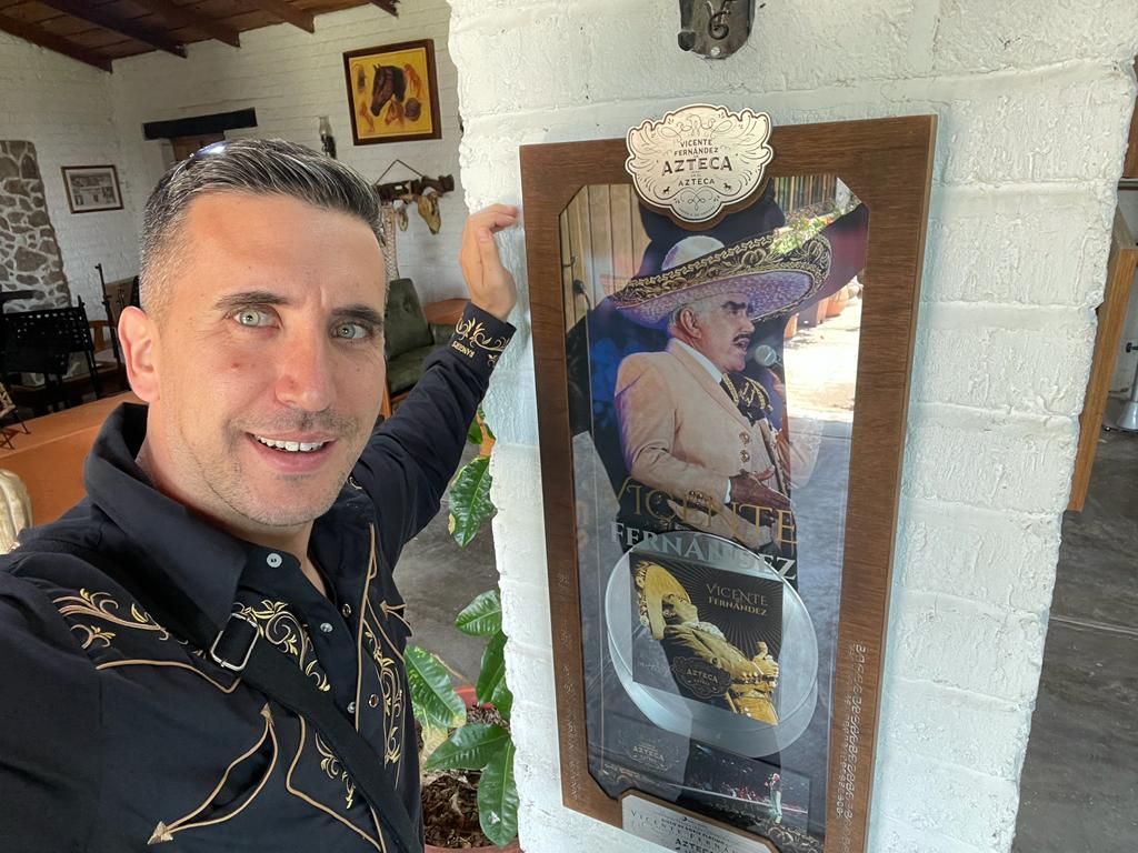 Image secondaire 1 - Le premier terme Iker Rubio dans sa maison à Murueta; Dans la deuxième image, l'artiste lors de sa visite à la maison de Vicente Fernández, l'une de ses idoles.