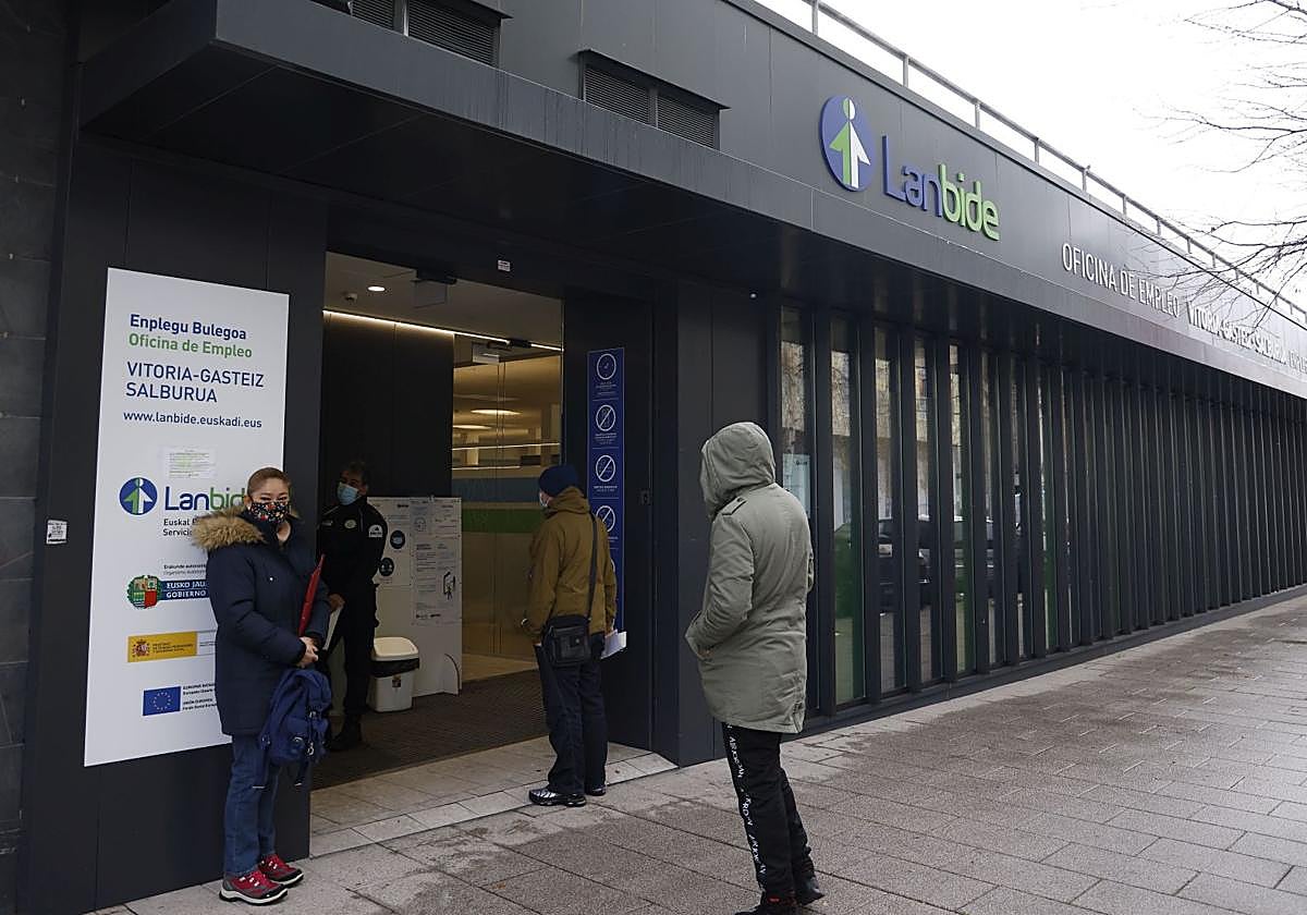 El Servicio Vasco de Empleo quitará la RGI a los perceptores que rechacen hacer cursos de formación