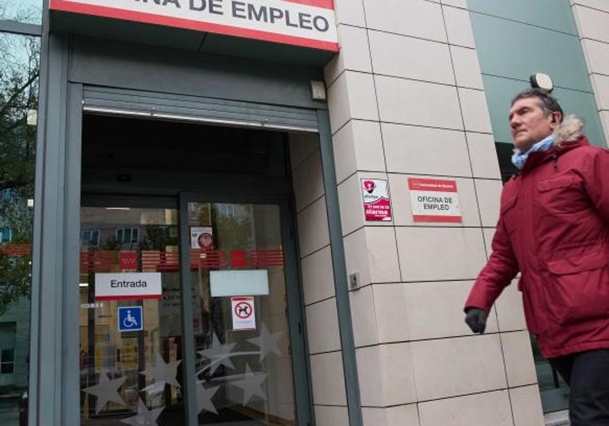 El aviso de una asesora del SEPE sobre las dos declaraciones de rentas obligatorias del subsidio de 52 años: «Hay bastante lío»