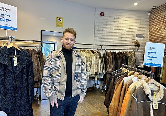 Iñigo Palacio posa en la 'pop up' que ha abierto en Bilbao junto a su pareja, Naiara Usabiaga.