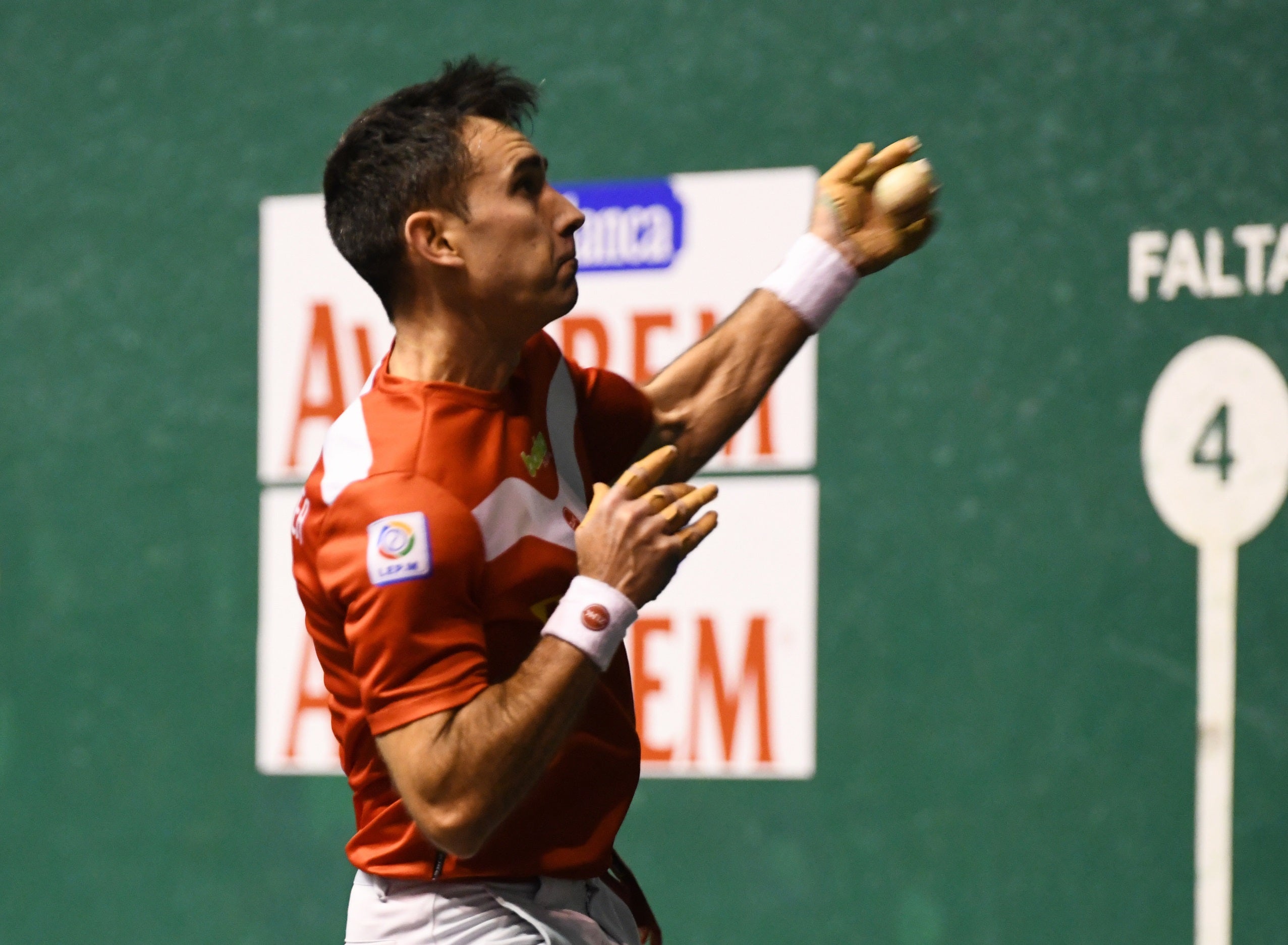 Urrutikoetxea deja una pelota en el 'txoko' en el Astelena de Eibar.