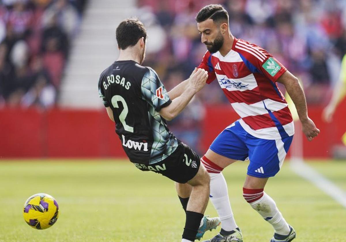 Abde supera a un rival en un partido con el Granada.