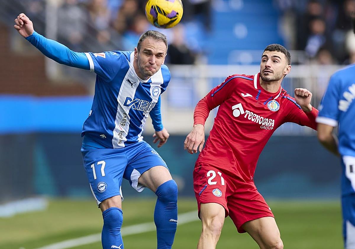 Kike García pelea por un balón durante el Alavés-Getafe.