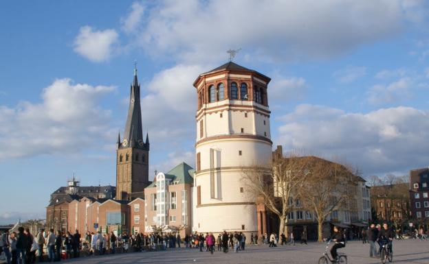 La torre de la basílica de San Lambertus y la del antiguo Castillo, hoy Museo Naval, dominan la Burgplatz.