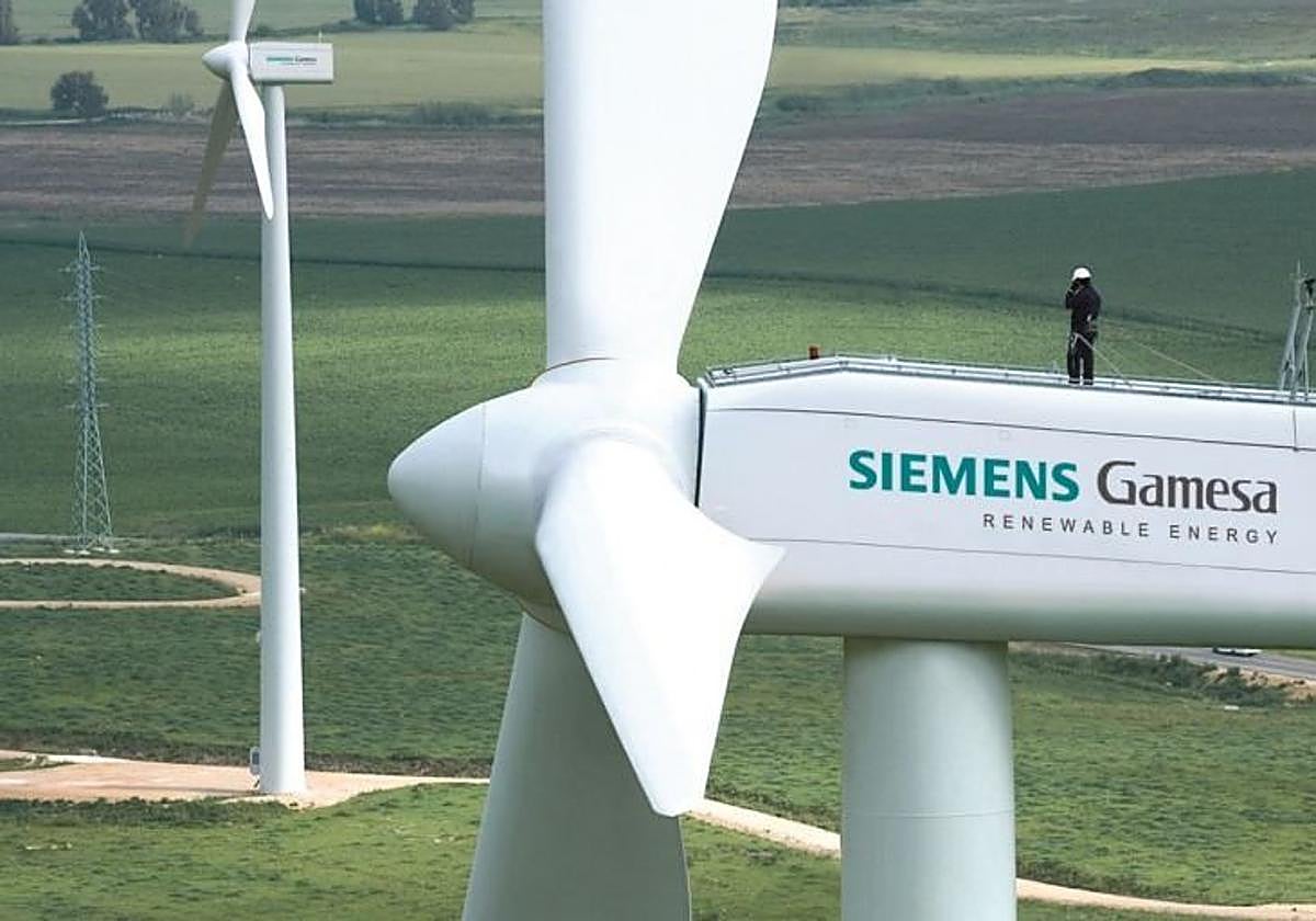 Um empleado de Siemens Gamesa reaiza tareas de mantenimiento en lo alto de un aerogenerador.