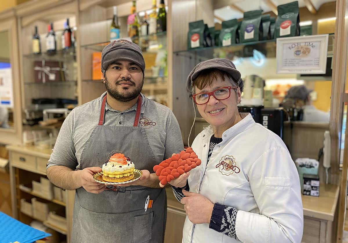 Karmele Elexpe y Daniel Sousa muestran sus creaciones para San Valentin en la pastelería Gozatu