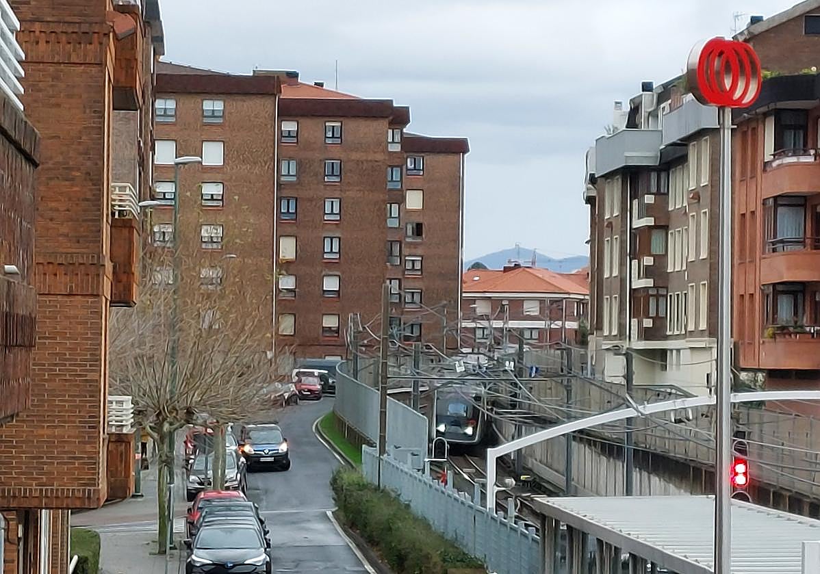 Quince bloques sufren afecciones directas por el paso del metro a la altura del barrio de Bidezabal.