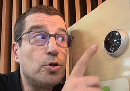 Daniel Mateo, El Cerrajero de TikTok, explica la legalidad de las mirillas digitales.
